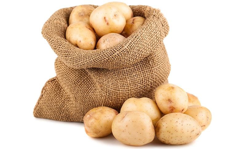 ziemniaki w worku i obok worka